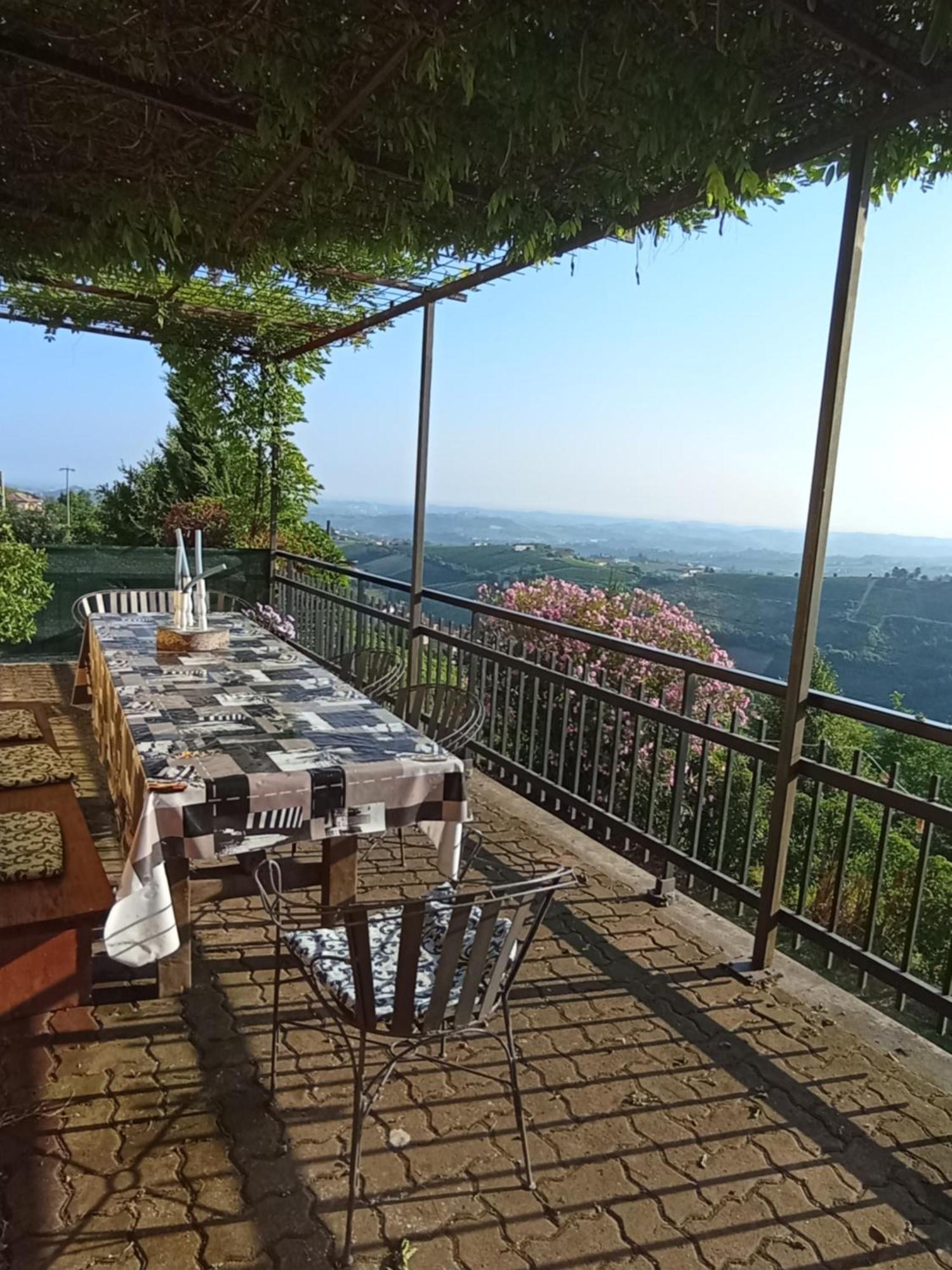 Casa Vacanza Il Colle Del Vento Calosso المظهر الخارجي الصورة
