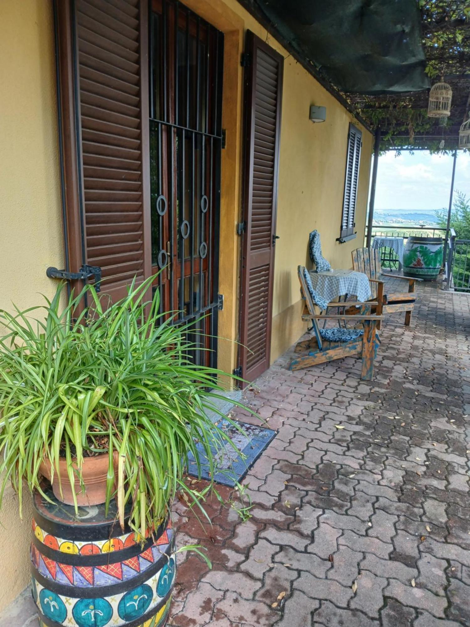 Casa Vacanza Il Colle Del Vento Calosso المظهر الخارجي الصورة
